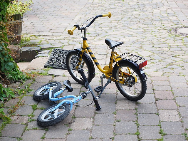 childrens-bikes-590850_640