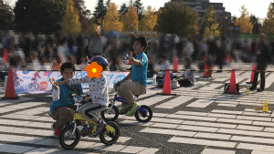 子ども自転車でハイタッチ